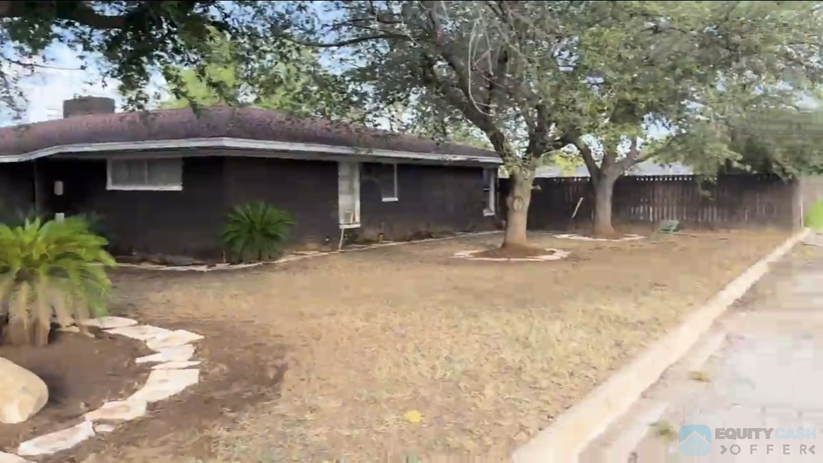 Brick 3 Bed 3 Bath Home In Carrizo Springs, TX for $190k!🙏