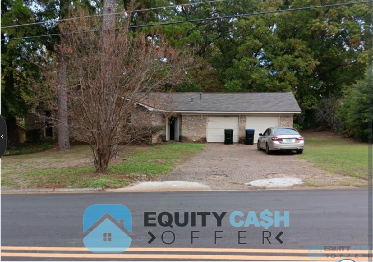 Well-maintained 3/2 In Longview for $180k!❤️