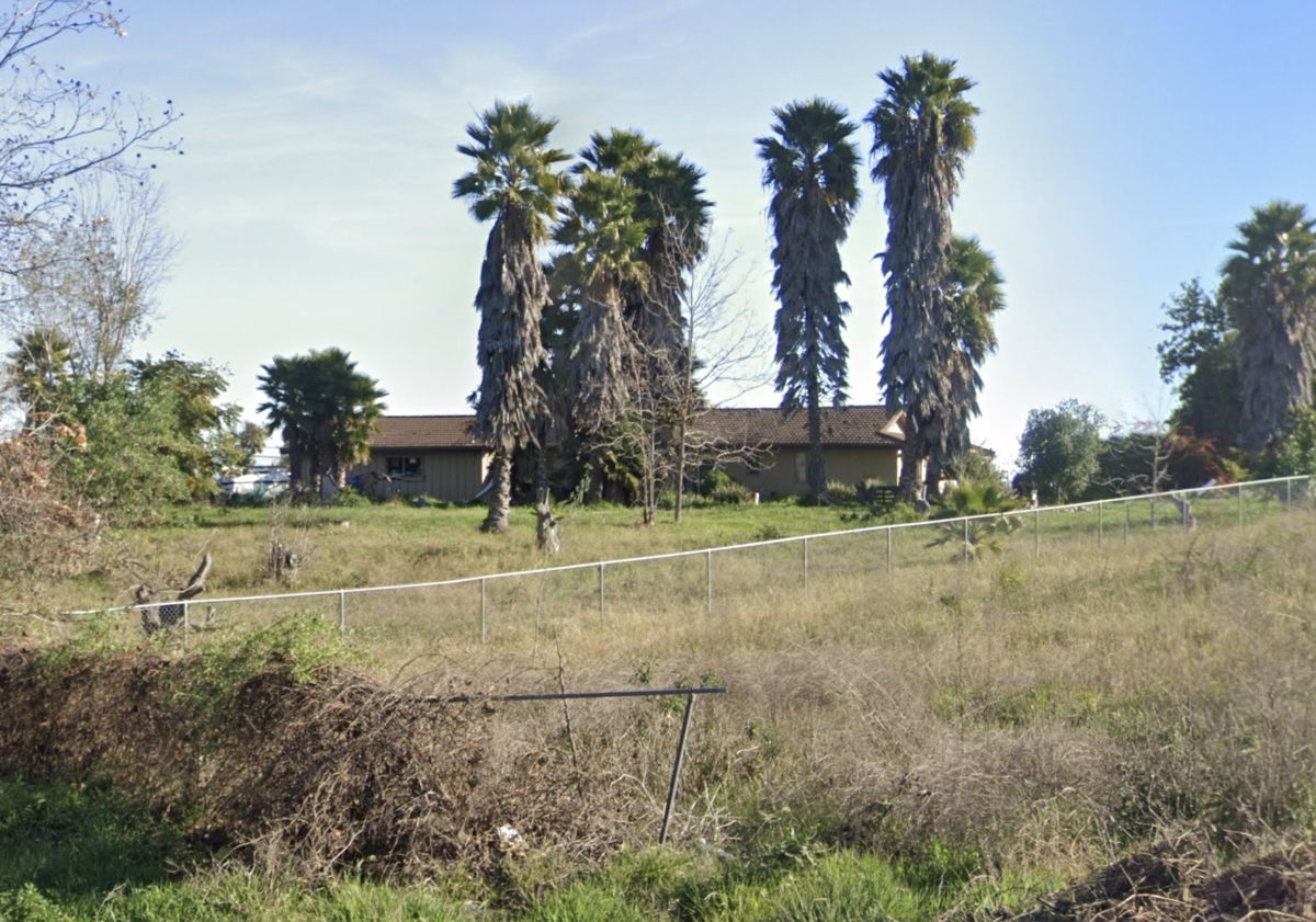 Single Story Fallbrook Flip Opportunity! Over 2,000 Sqft, & 1 Acre