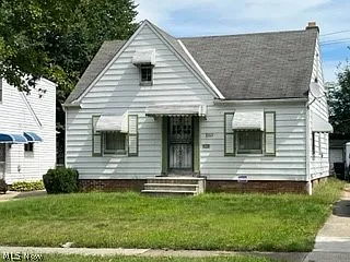 🏡 3Bed/1Bath 🏠 Cozy Living Awaits on E 177th St, Cleveland, OH! 🌟🌳 take it only for 120K ✅
