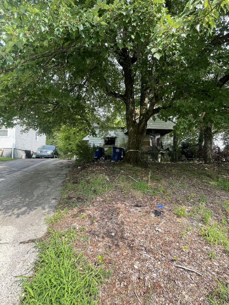 (Winston Salem, NC) 🏚️🧰FULL REHAB OR TEAR DOWN!🧰🏚️   😎 Nice Neighborhood!😎