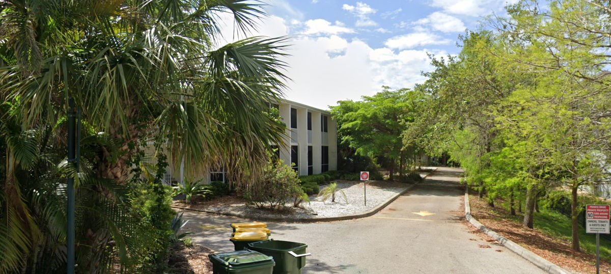🏠Easy Sarasota Turn Key Condo low HOA!!🔥