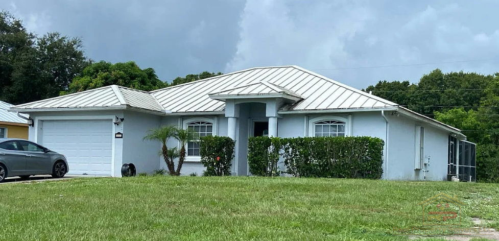 💰🏦🤑Great Pool Home In Vero Beach, FL For Long Term Investment Or Quick Fix& Flip Don't Miss out!!!💰🏦🤑