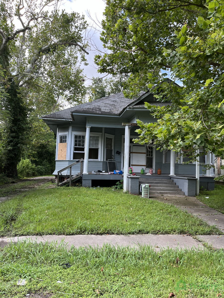 High-Yield Fixer Upper in Beaumont Retreat 🏡: 3 Bedrooms 🛏️, 1 Bath 🛁, and Spacious Lot 🌳