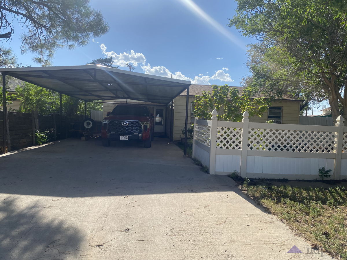 Unlock Major Equity in Earth, TX: Affordable 3 Bed/1 Bath Opportunity!