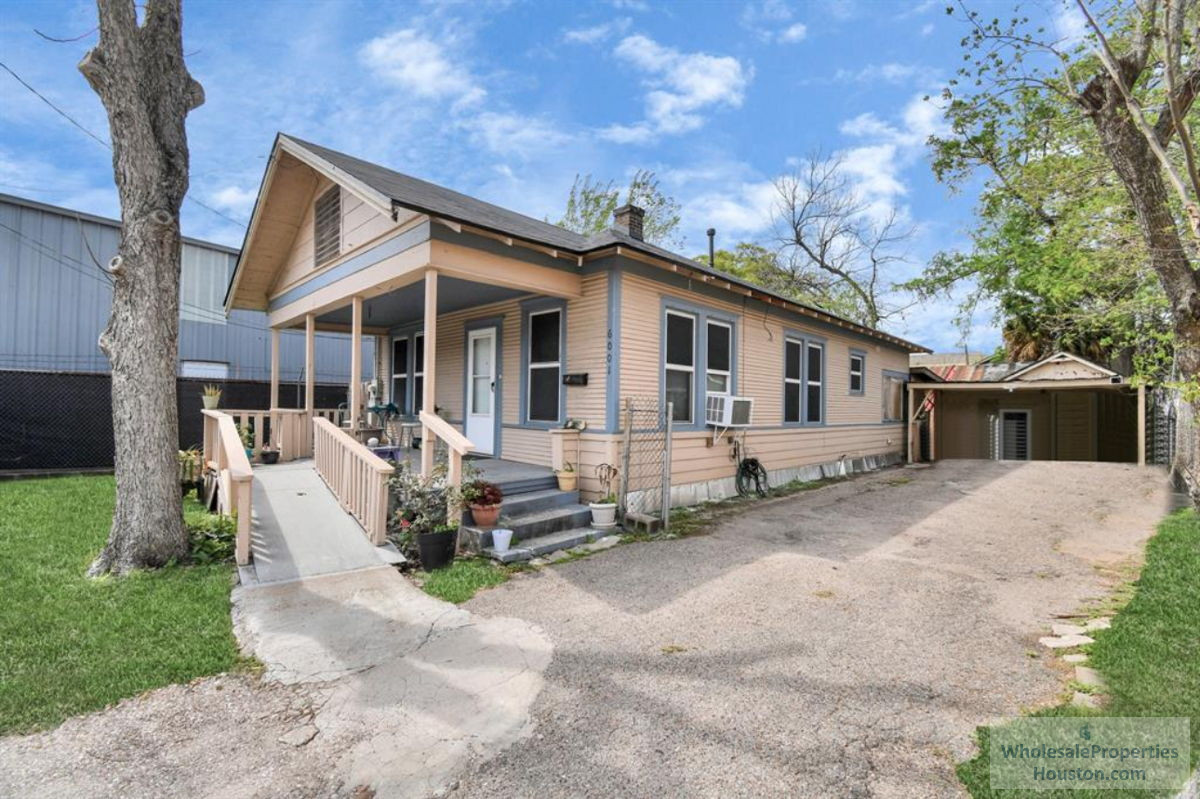 (📍 Houston Heights) Houston, TX 🚨 3/2 SFH Fix and Flip with Detached Apartment - Only $299.9K!