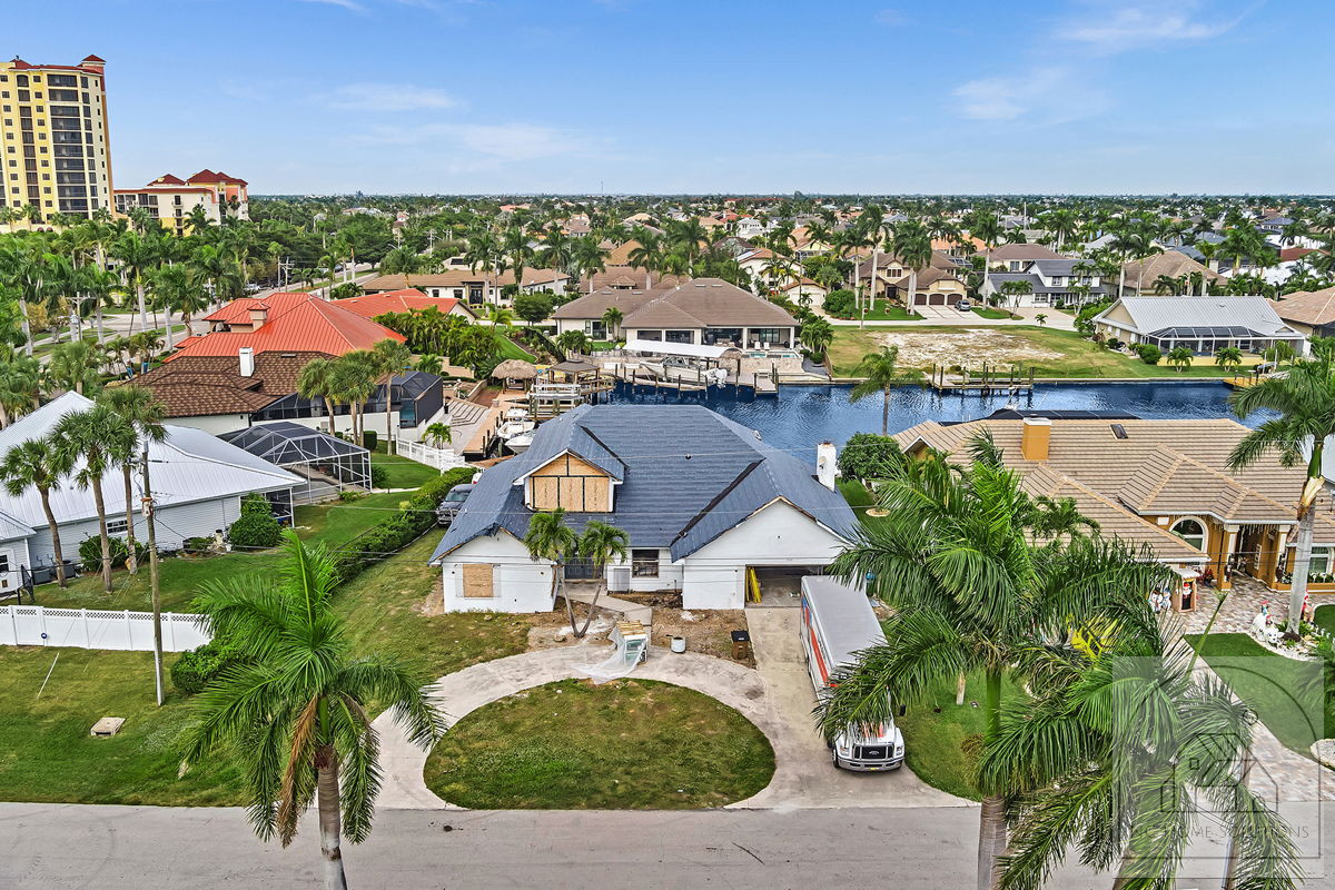 🔧 Finish This Cape Coral 4/4 with Pool & Unlock Big Returns! 🌟