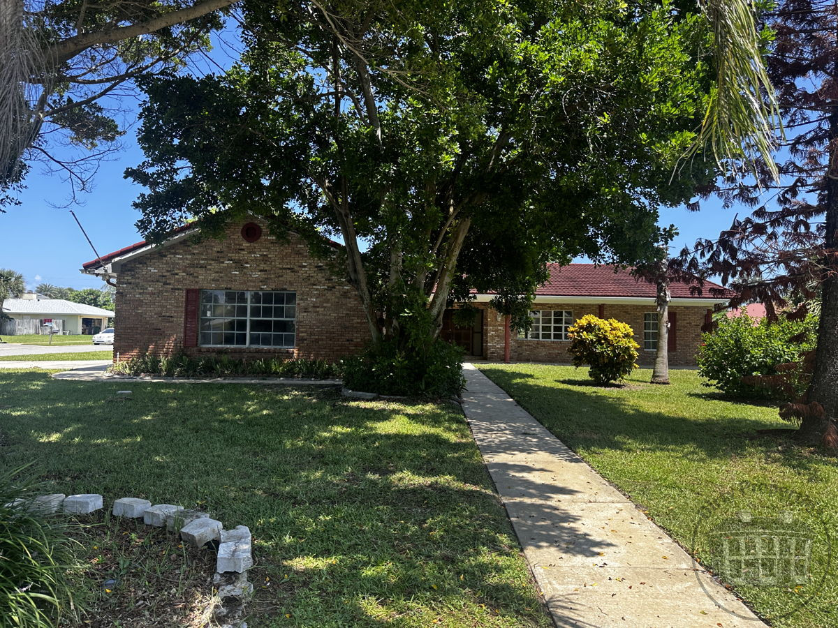 🏡 OVERSIZED 4BD/3BA Home Steps from the Beach with Oversized Pool & Attached Garage on Nearly a Half Acre  – ARV $950K! 🌴