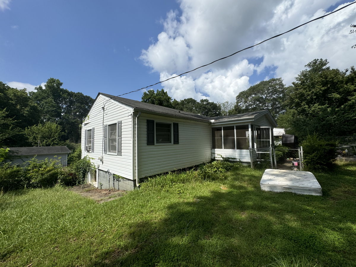 🏡💥 Prime Fixer-Upper! 1952 Ranch on 0.37 Acres - Potential Awaits! 🌟🔨