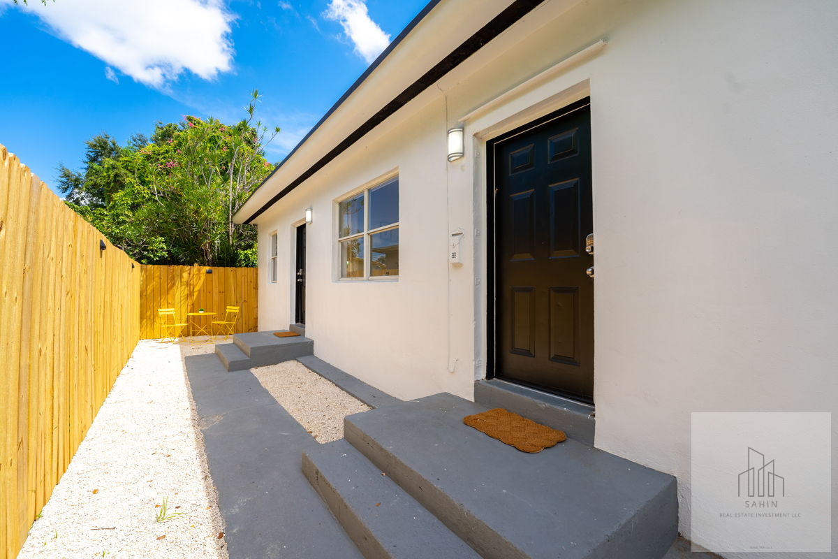 (Miami-Dade County) 🚜🧱🔨👷‍♀️Great Duplex Buy & Hold Opportunity in Miami, FL 33178 💰🏆👷⚒️
