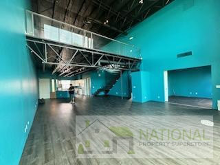Manhattan style Townhome in Vegas Soaring ceilings, exposed trusses 1M ARV