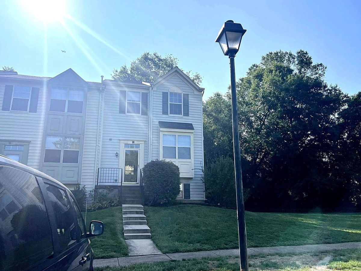 Manassas VA 1992 End Unit Clean TH (NOT IN MLS)