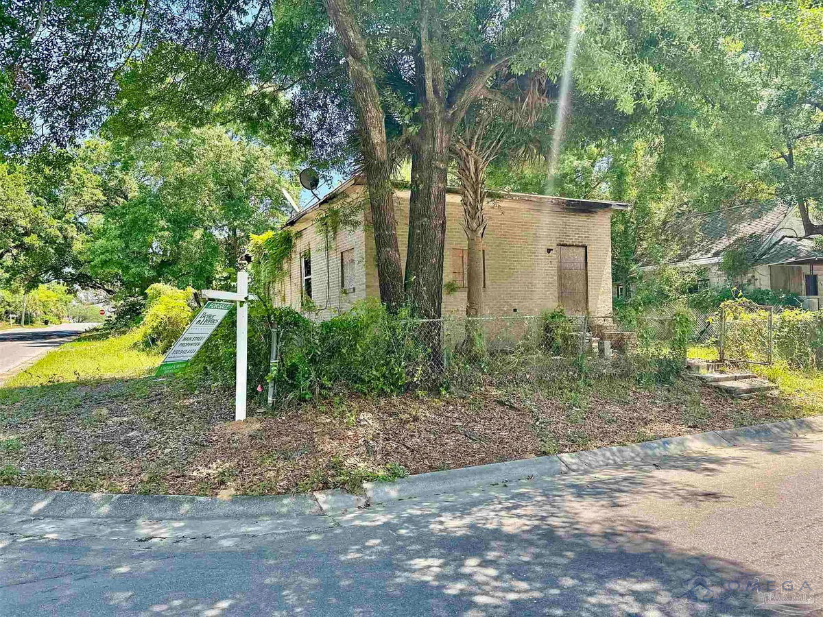 FIXER OPPORTUNITY WITH HUGE SPREAD IN PENSACOLA!