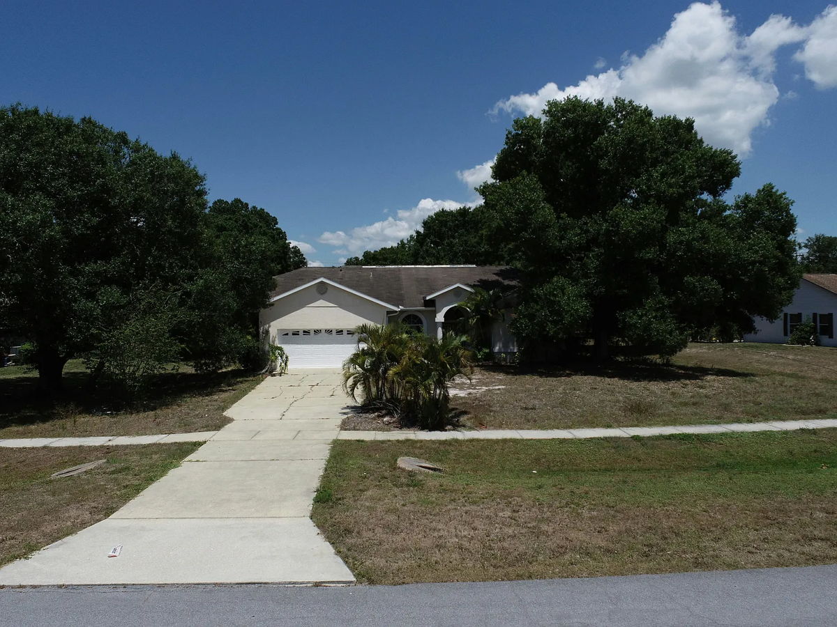 🏡 Unlock the Potential: Charming Fixer-Upper in Bradenton!