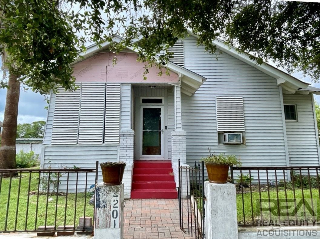 *First Come, First Serve* Flip/Rental Opportunity in Galveston, Texas!